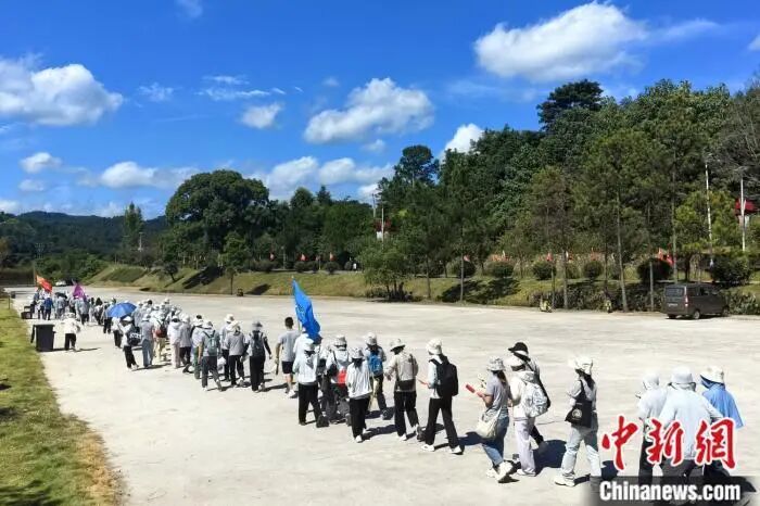 7月16日,在江西赣州于都县祁禄山镇金沙村,一群游客列队重走红军长征小道。吴鹏泉 摄.jpg