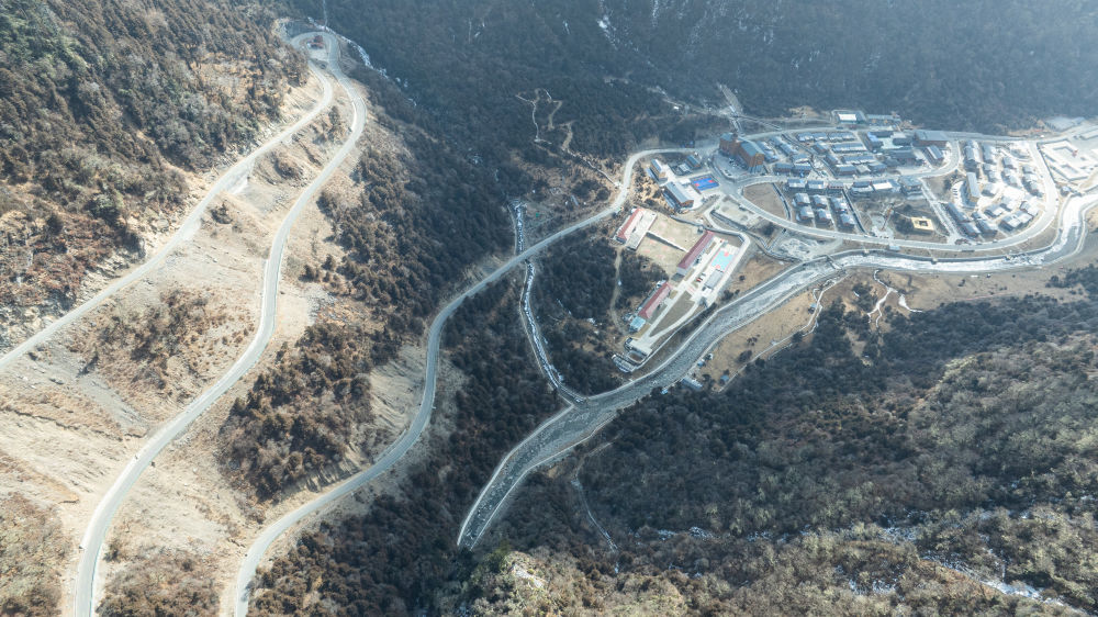 这是2月5日拍摄的玉麦乡及周边公路（无人机照片）。新华社记者 丁增尼达 摄