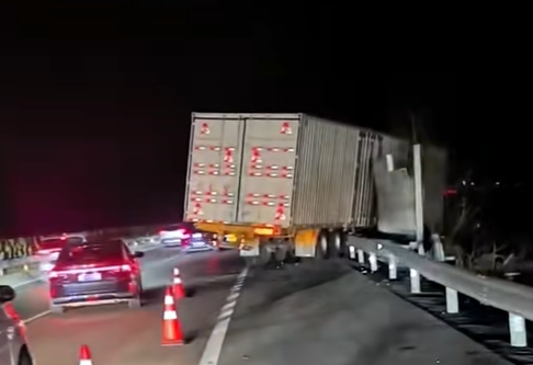 高速上小车硬挤货车夹缝:被来回撞击秒变废铁