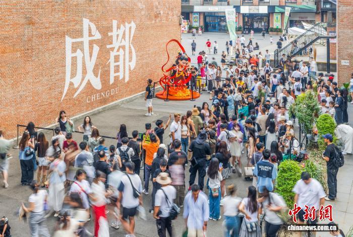 海内外游客纷至沓来,在成都街头打卡留念。林漫 摄