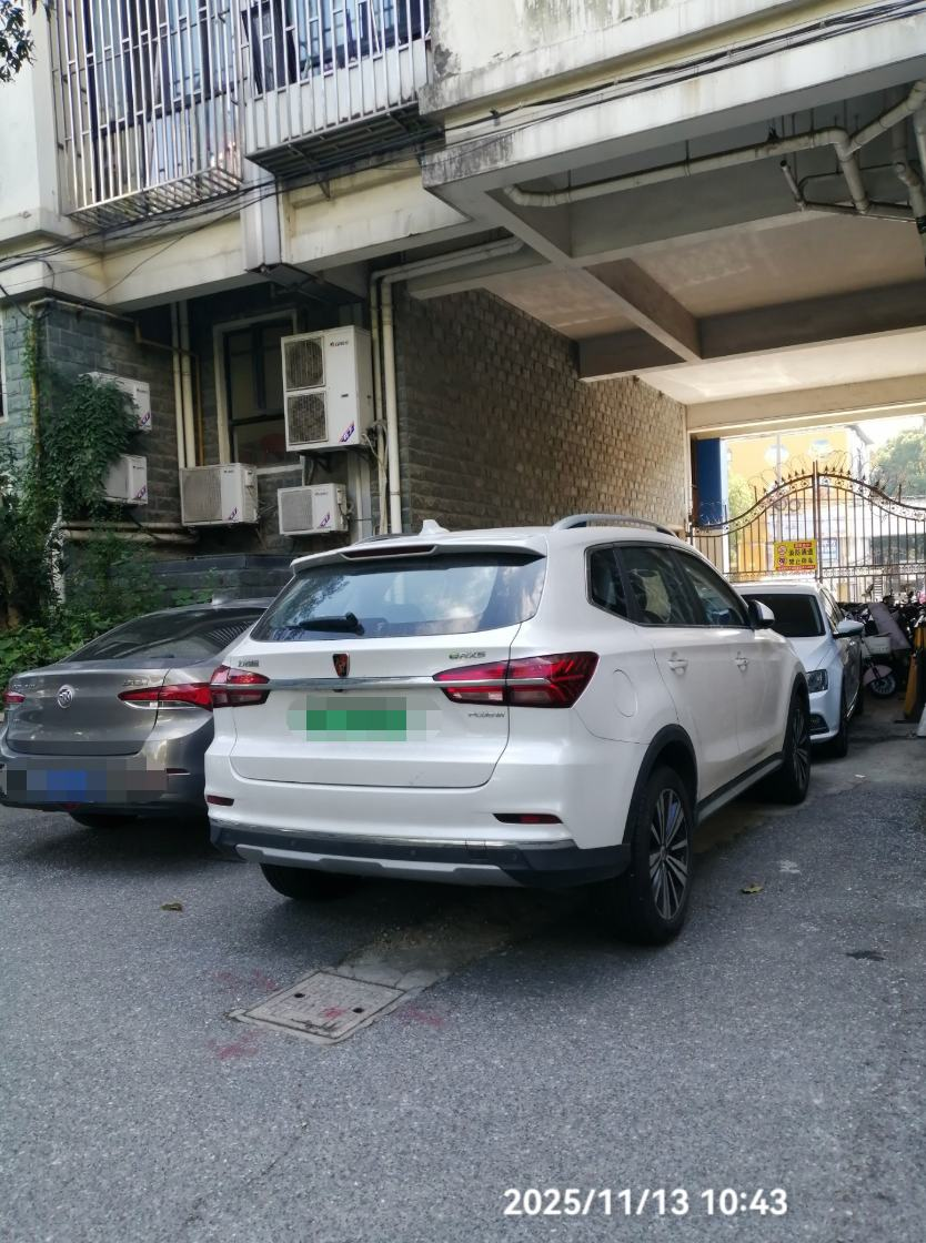 七把锁”锁住的消防通道：一小区拆了“停车场”，却添了“新心锁”？