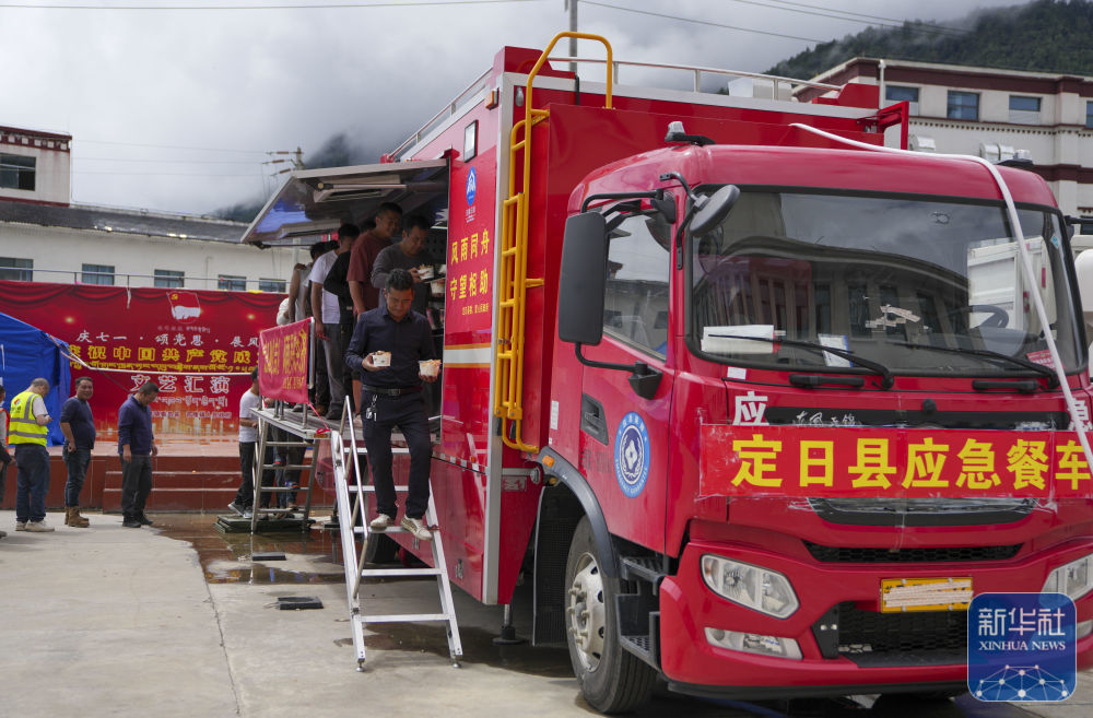 ↑ 停放在西藏吉隆县吉隆镇联村党校百姓课堂院内的移动餐车（8月31日摄）。