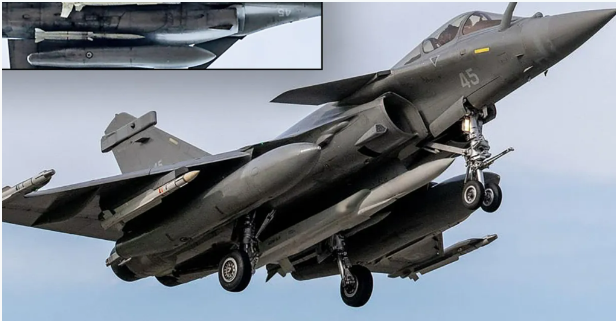 法国“阵风”战斗机机腹下方携带了一枚ASMPA-R核导弹。