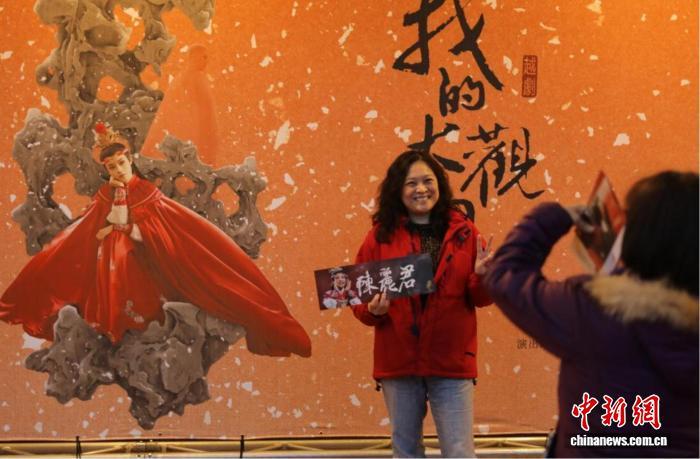 2月25日晚，《我的大观园》在台湾桃园展演中心上演，观众在海报前拍照留念。　刘大炜 摄