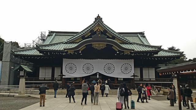 十六瓣八重表菊纹也是靖国神社常见的装饰