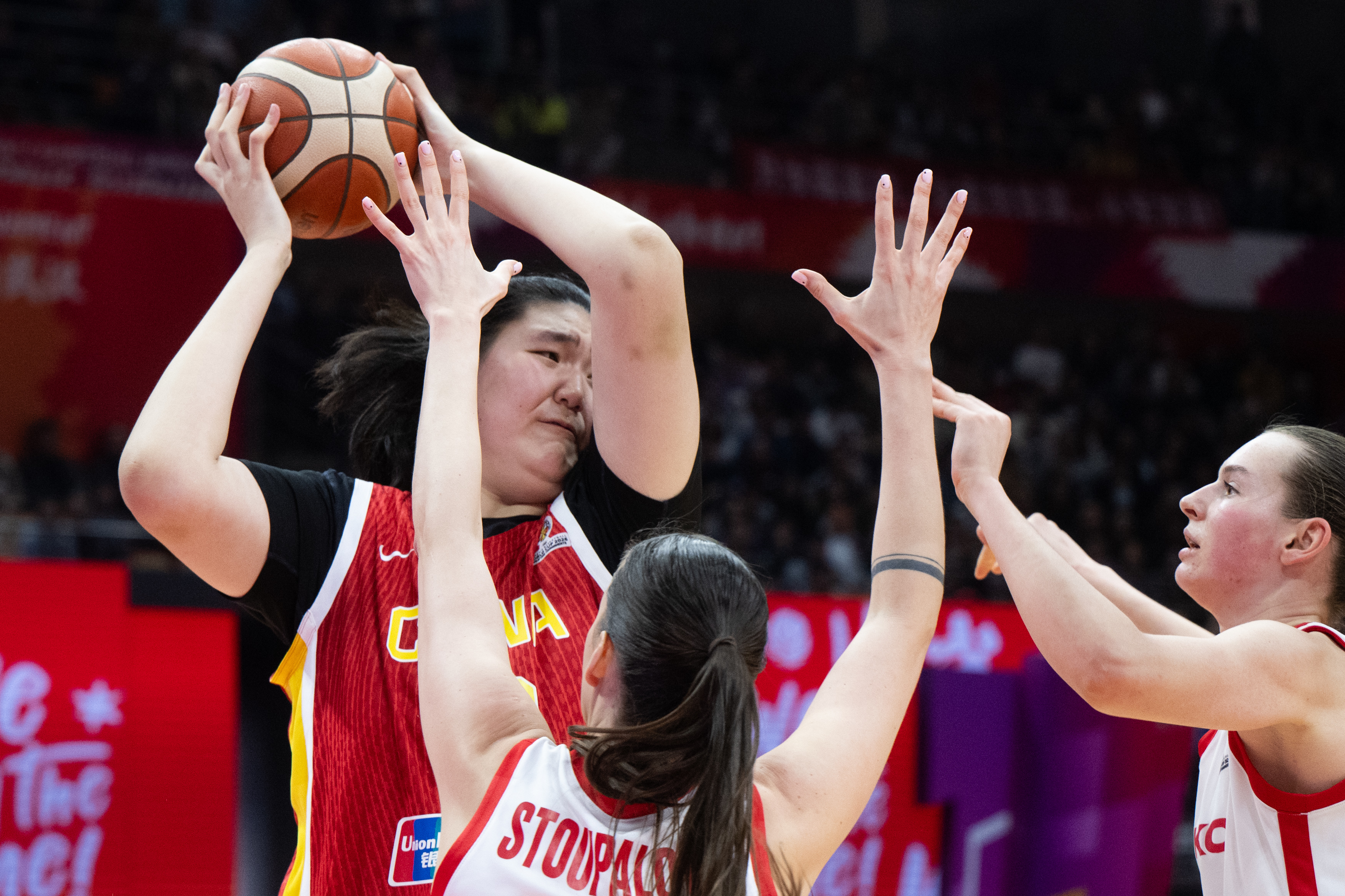 3月15日，中国队球员张子宇（左）在比赛中护球。新华社记者 肖艺九 摄