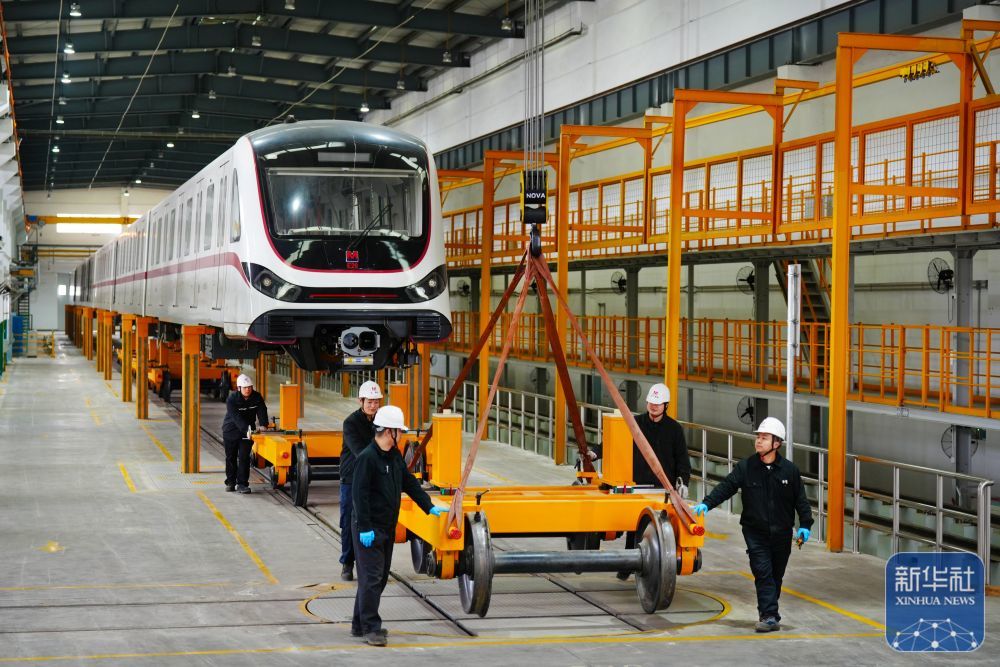 ↑ 2月24日,武汉地铁检修人员对地铁5号线的设备进行巡查。新华社发(产启斗摄)