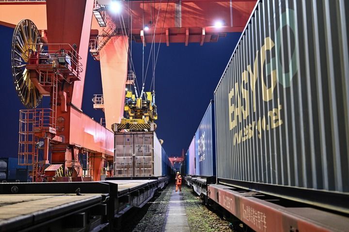 2026年2月16日，货运员在成都国际铁路港检查吊运的中欧班列集装箱。新华社发（何海洋摄）