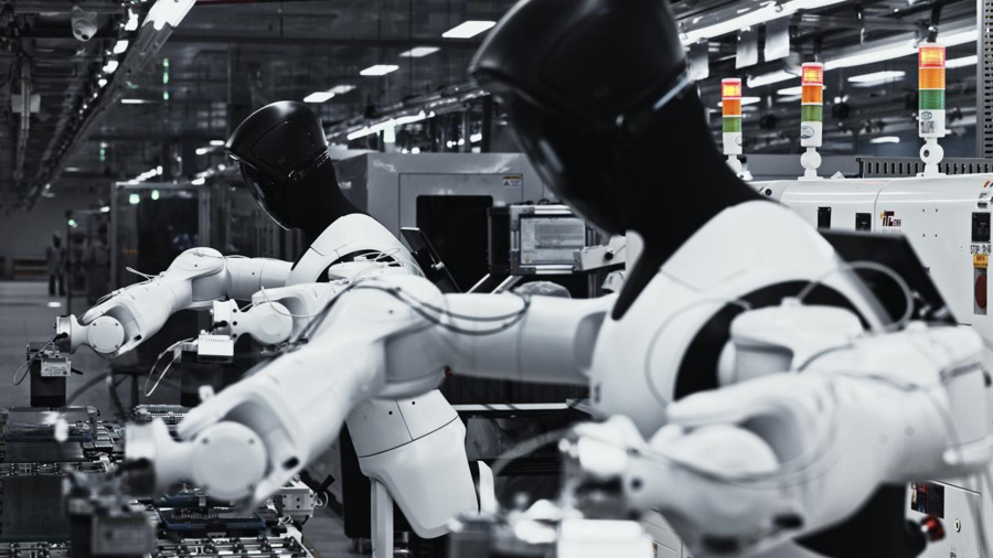 全球首个具身智能“并线”落地：难倒年轻人的流水线，机器人“一个顶俩”