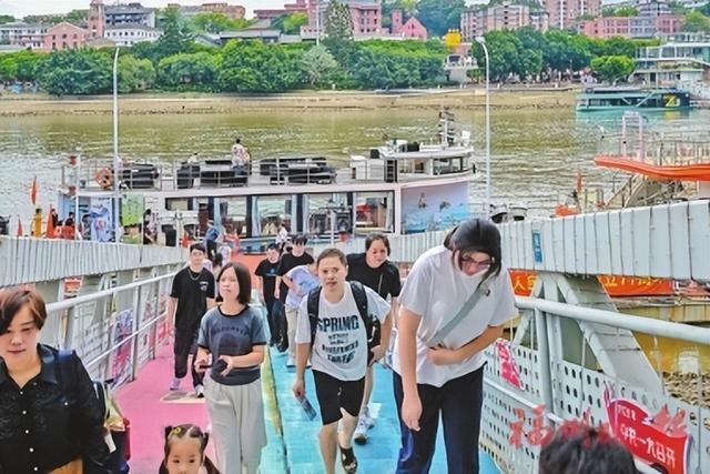 众多游客乘坐闽江对渡游船过江。