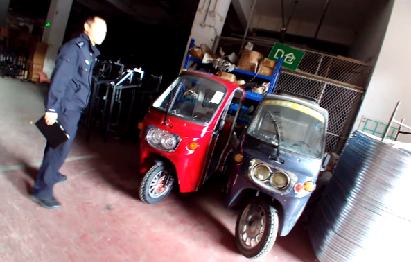 民警在修理厂内查获的非法改装残疾车 本文图片均为上海市公安局供图
