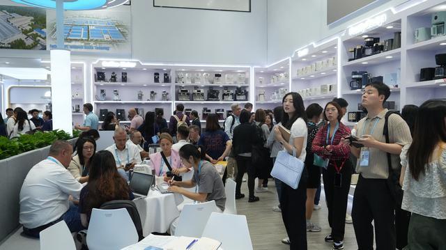 新宝股份展位人气火爆。
