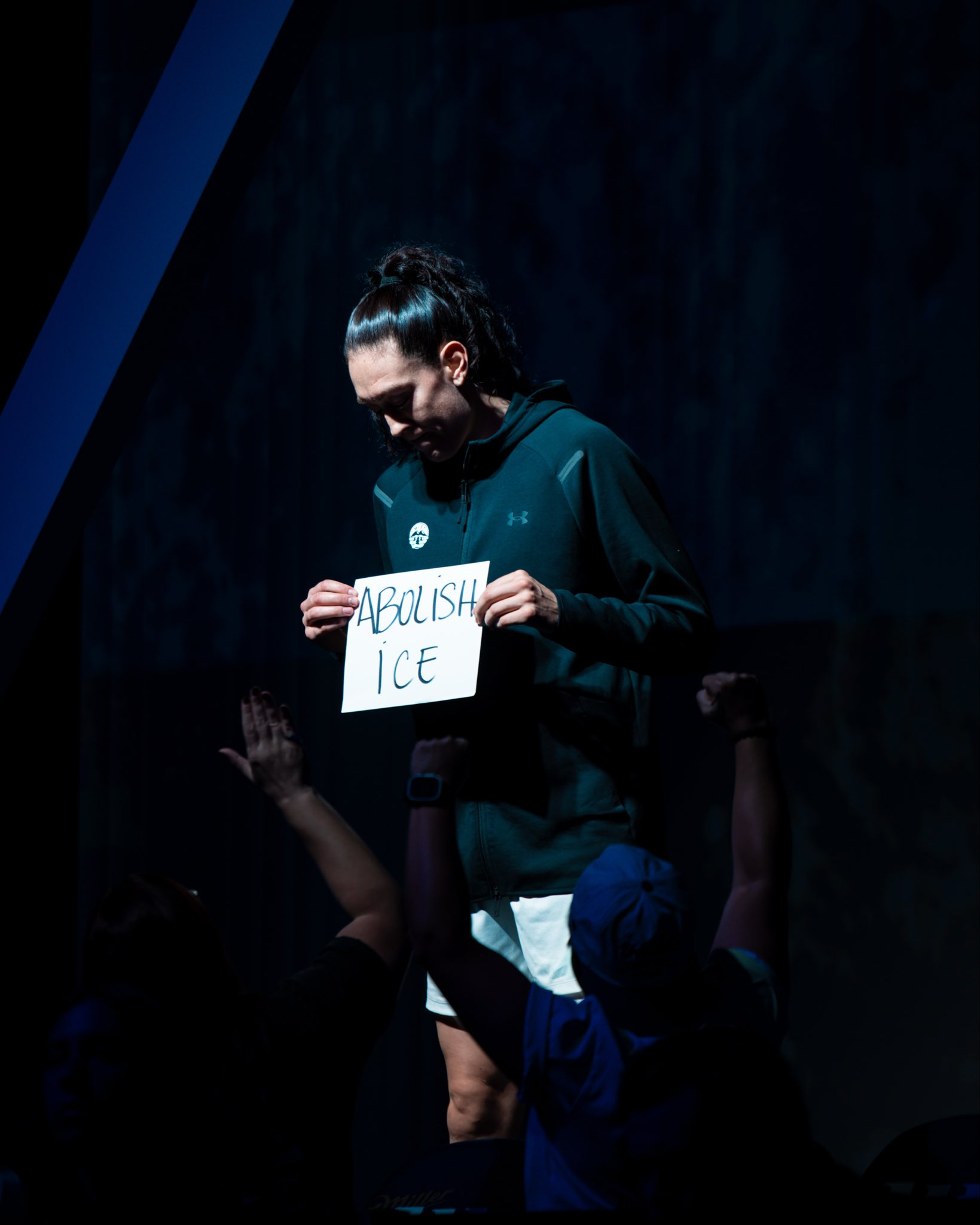 布里安娜·斯图尔特25日举着“废除ICE”标语