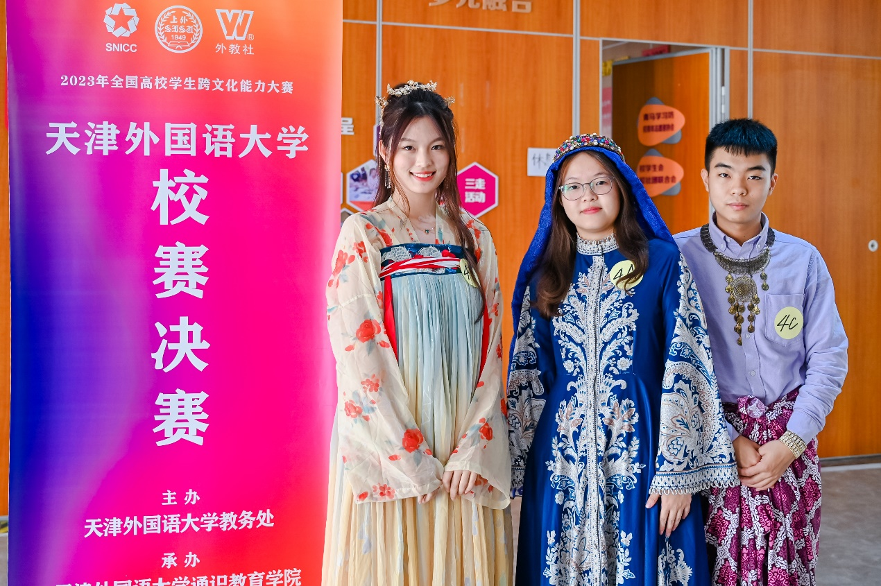 李欣蔚（右一）在学校活动中（央广网发 天津外国语大学供图）