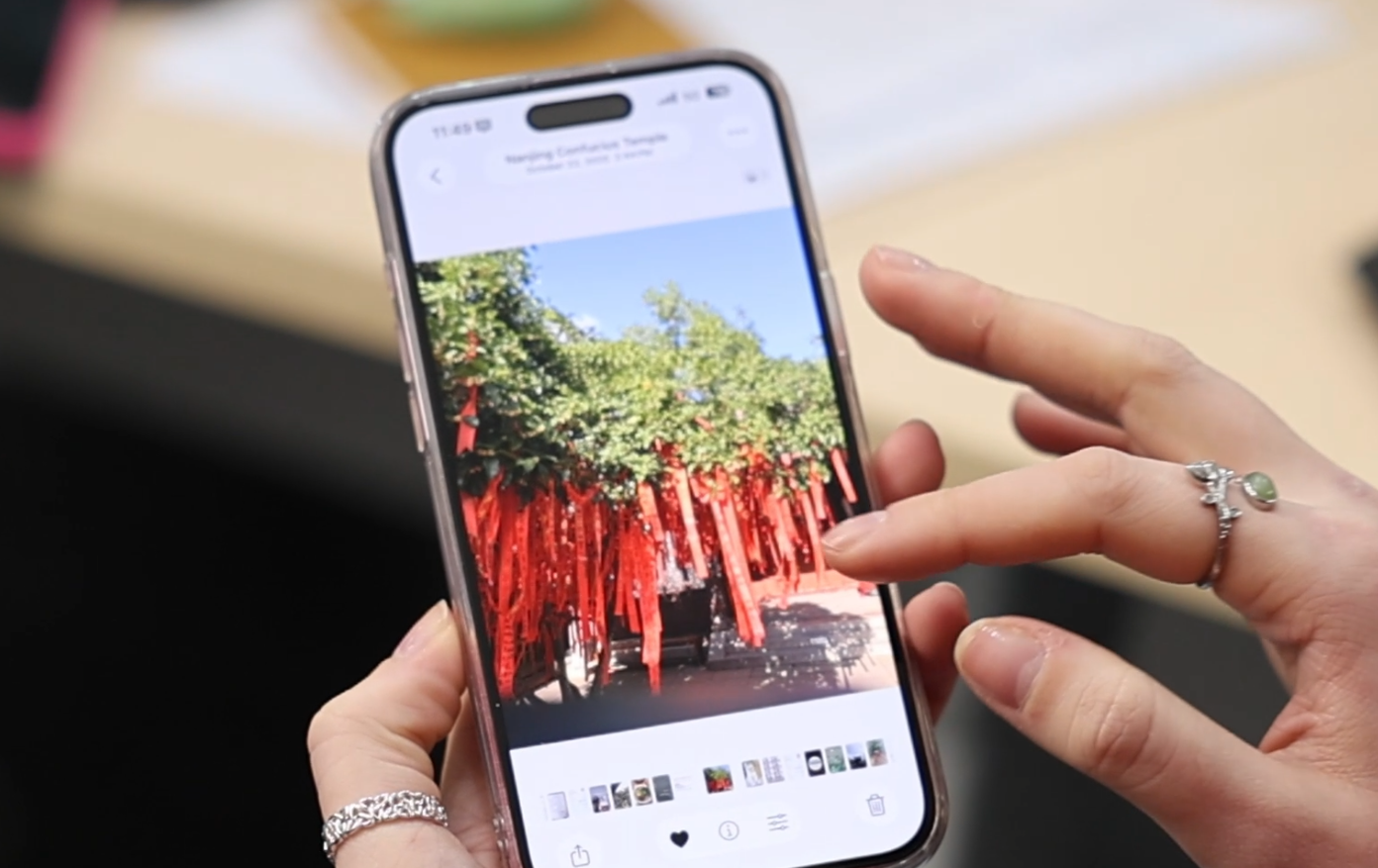 瓦莱里娅为记者展示手机里收藏的美好回忆