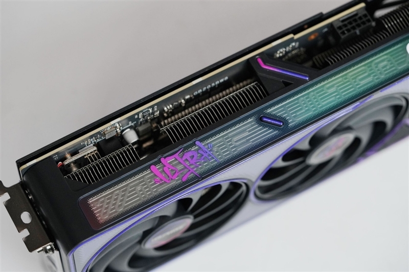 显卡界的嘻哈涂鸦!七彩虹iGame RTX 5070 Ultra OC评测:同价位颜值与散热双天花板