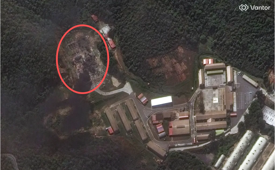 最新卫星图像显示,特蒂乌纳军事基地遭到美军火力的打击,多个建筑物被炸毁。