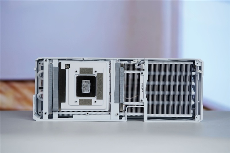 满血塞进RTX 5080与锐龙9 9950X3D!七彩虹iGame LAB Vulcan Armor火神战甲定制主机评测:地表最强ITX主机