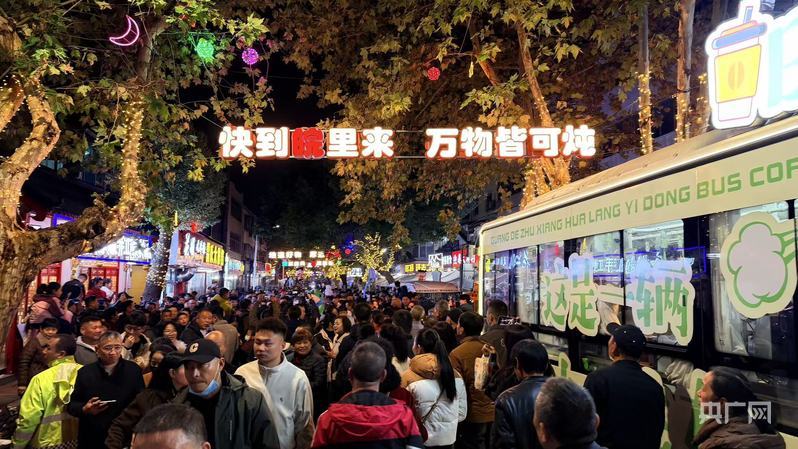 热闹的广德市迎春街（央广网记者 张琳琳摄）