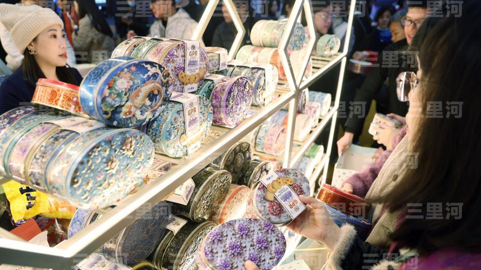 资料图:2025进博优品交易会上,消费者在选购进口食品。