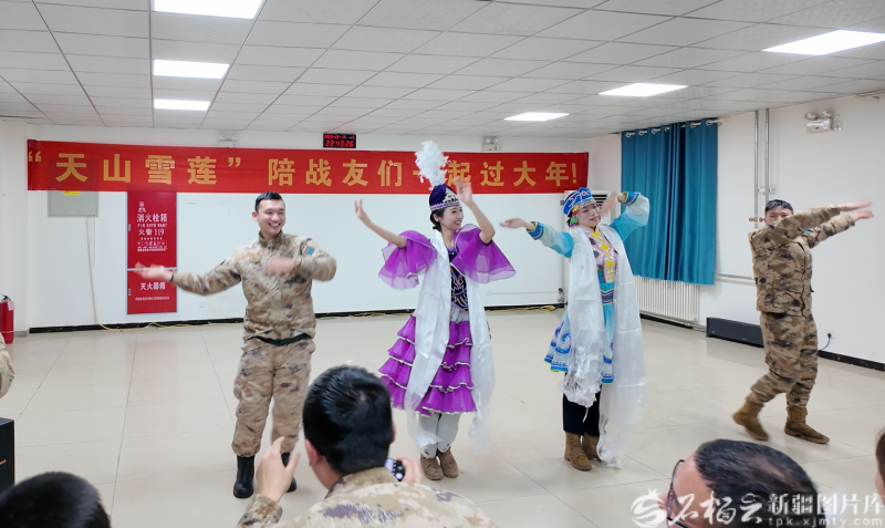 大年初一，驻训战友和队员们翩翩起舞。图/西部战区空军某部提供