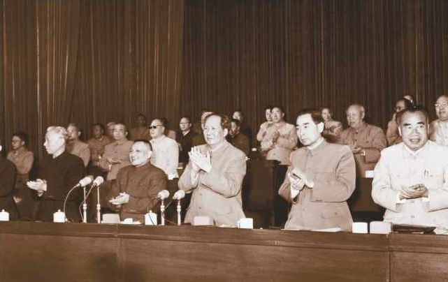 1958年5月，邓小平和毛泽东、刘少奇、周恩来、朱德在党的八大二次会议上。