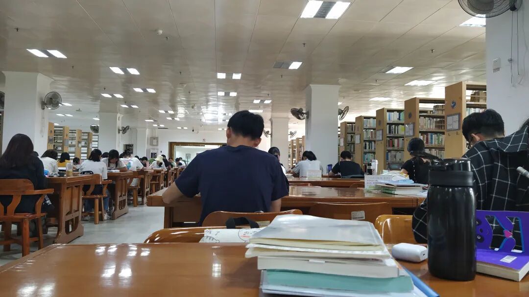 一所高校图书馆,在考前自习的学生。图/图虫创意