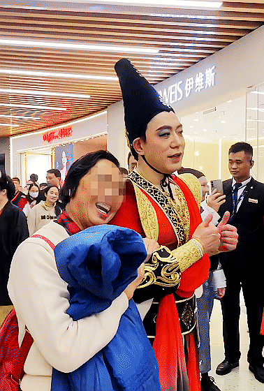 谢萌(右)与观众互动。视频截图