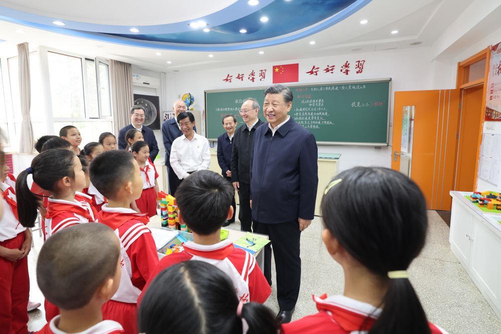△2023年5月31日，习近平总书记来到北京育英学校看望慰问师生，在科学教室同小学生们亲切交流。