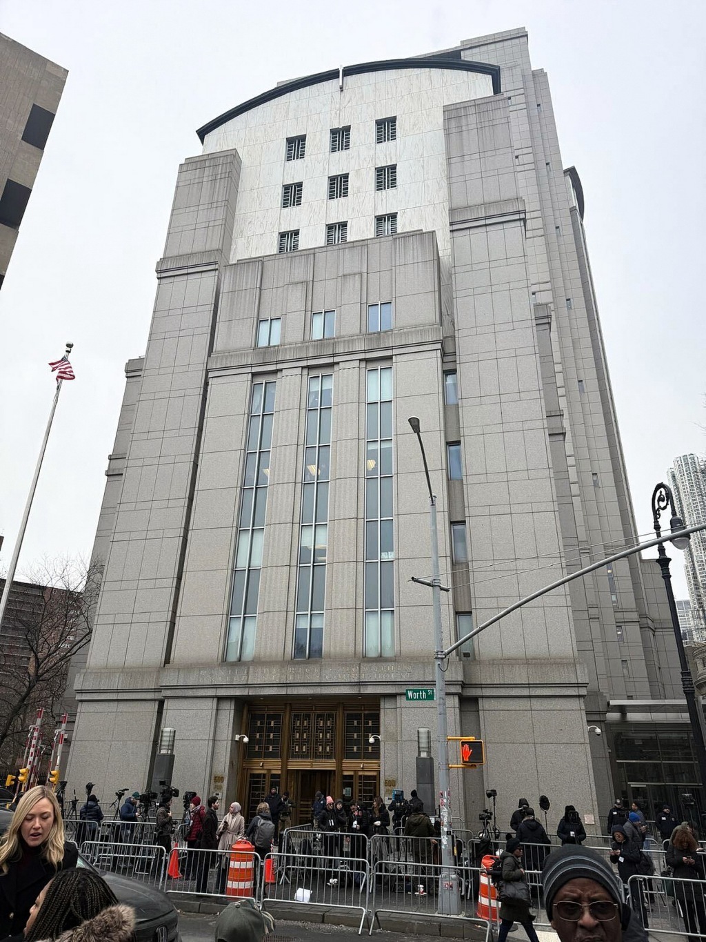 1月5日,美国纽约,曼哈顿联邦法院,官员们站在法院外。