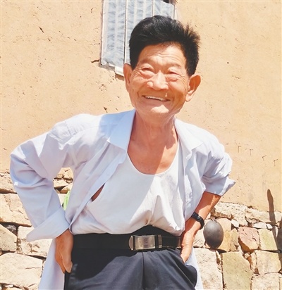 村民汪达庆的旧宅如今也成了景点。他看着游客来来往往,喜在心里。