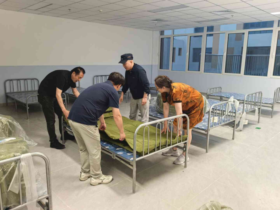 鲁谷街道工作人员准备生活物资