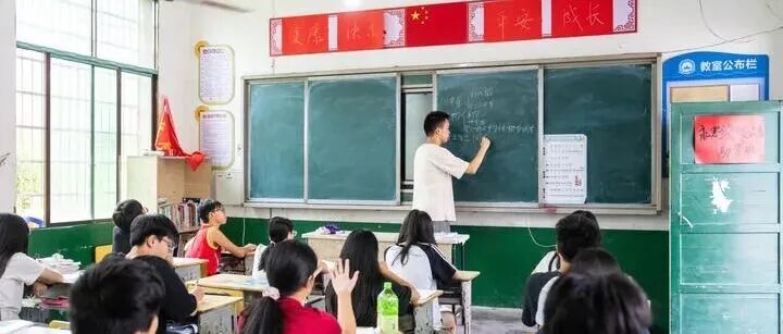 “8个鸡蛋”少年上大学前当了老师