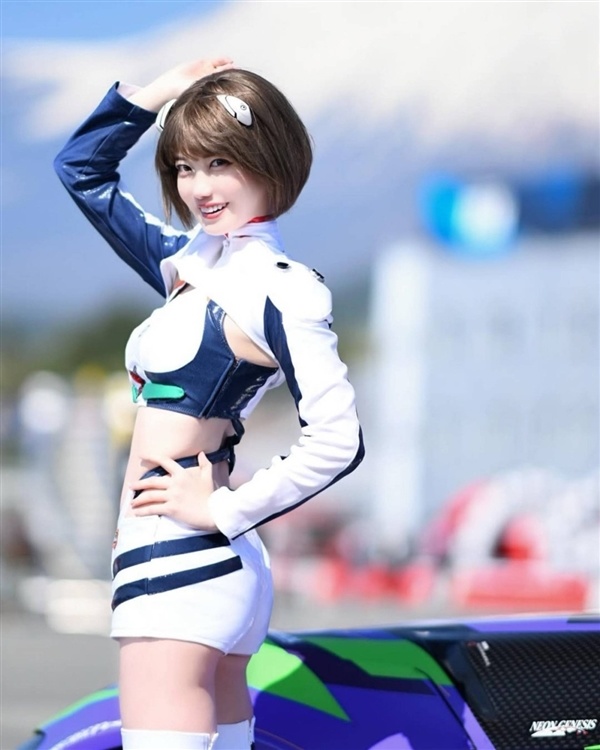 日本赛车女郎Cos初代女神绫波丽 身高腿长太顶了