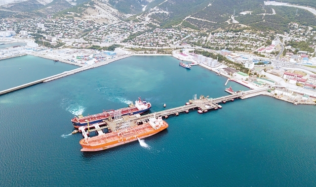 新罗西斯克市石油码头的油轮