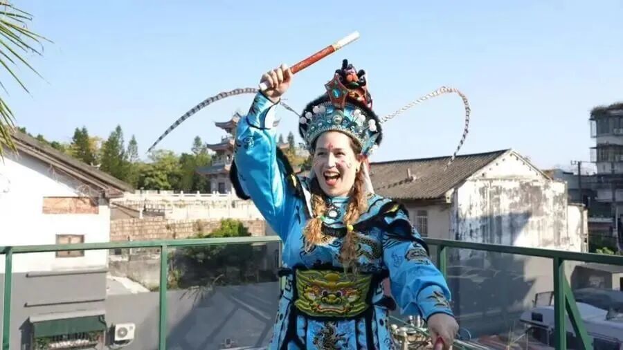 在广东潮州古城,西班牙姑娘珠莉画上云纹、学起英歌舞步 图源:“新华网”微信公众号