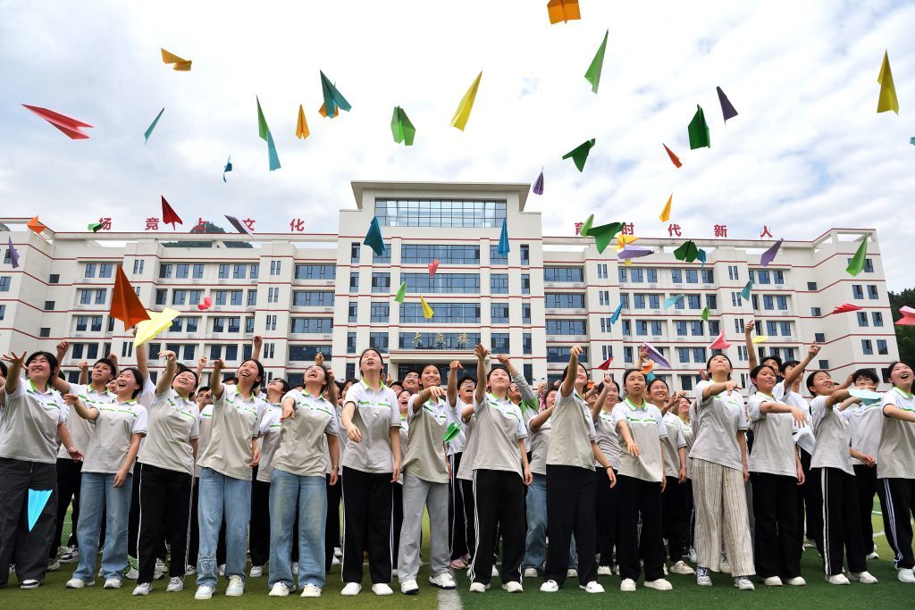2026年6月2日,在湖北省襄阳市保康县第一中学,高三学生在操场上放飞写有自己心愿的纸飞机。新华社发(杨韬 摄)
