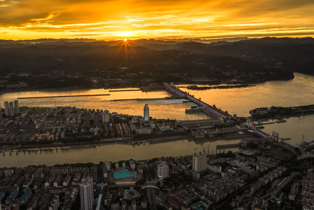 2026年6月8日拍摄的三峡水运新通道工程葛洲坝航运扩能施工现场。新华社记者 肖艺九 摄