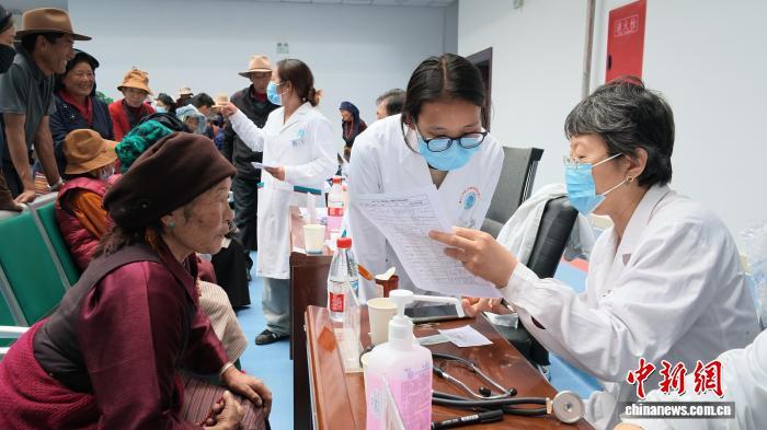 7月8日,参加2026年“同心·共铸中国心”西藏拉萨、青藏铁路沿线公益活动的部分医疗专家来到拉萨市墨竹工卡县,开展医疗公益活动。图为来自北京的医疗专家在甲玛镇卫生院为藏族民众义诊。黄欣欣 摄