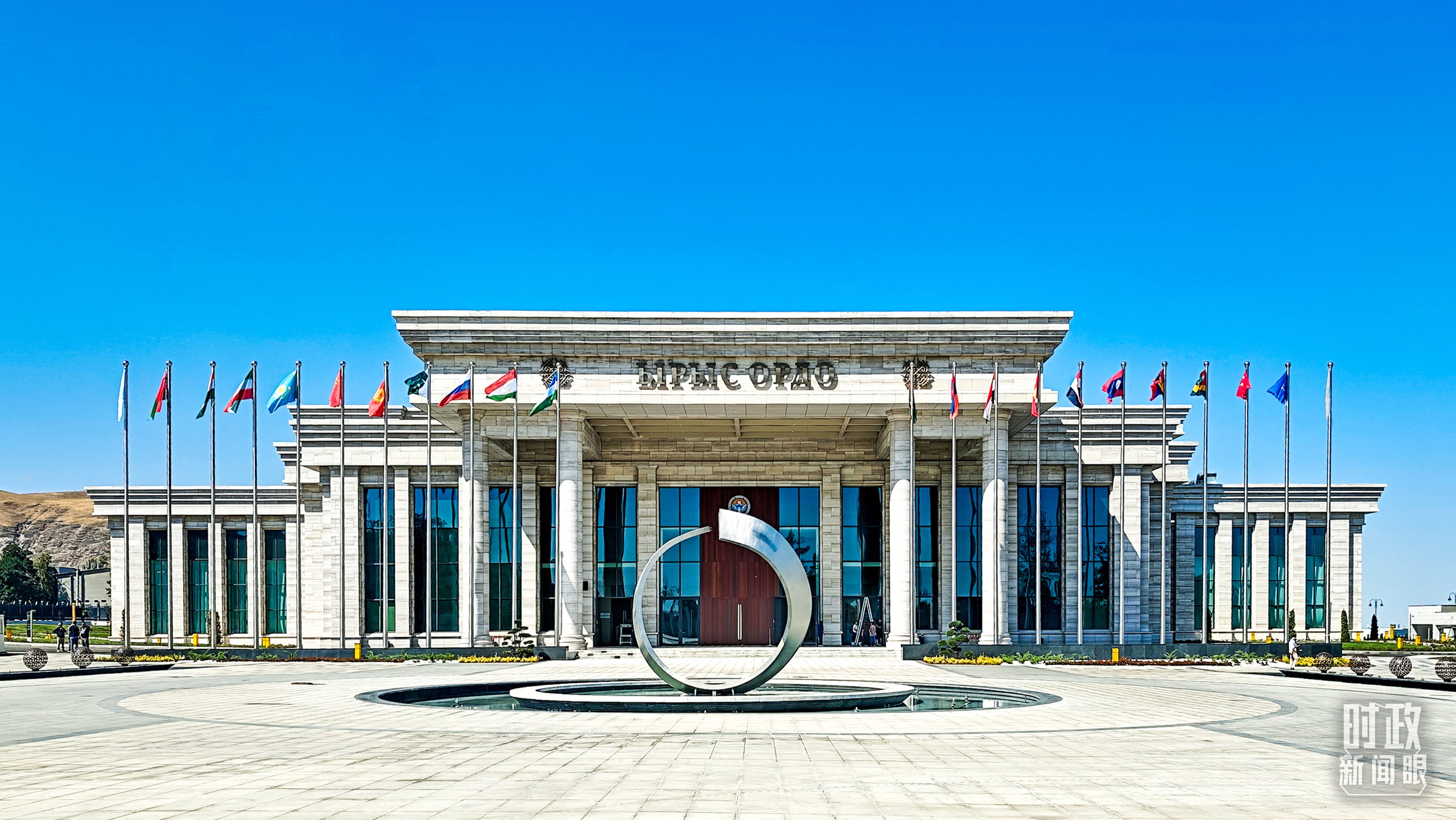 △此次上合峰会的主会场比什凯克幸福宫。(总台央视记者张垚拍摄)