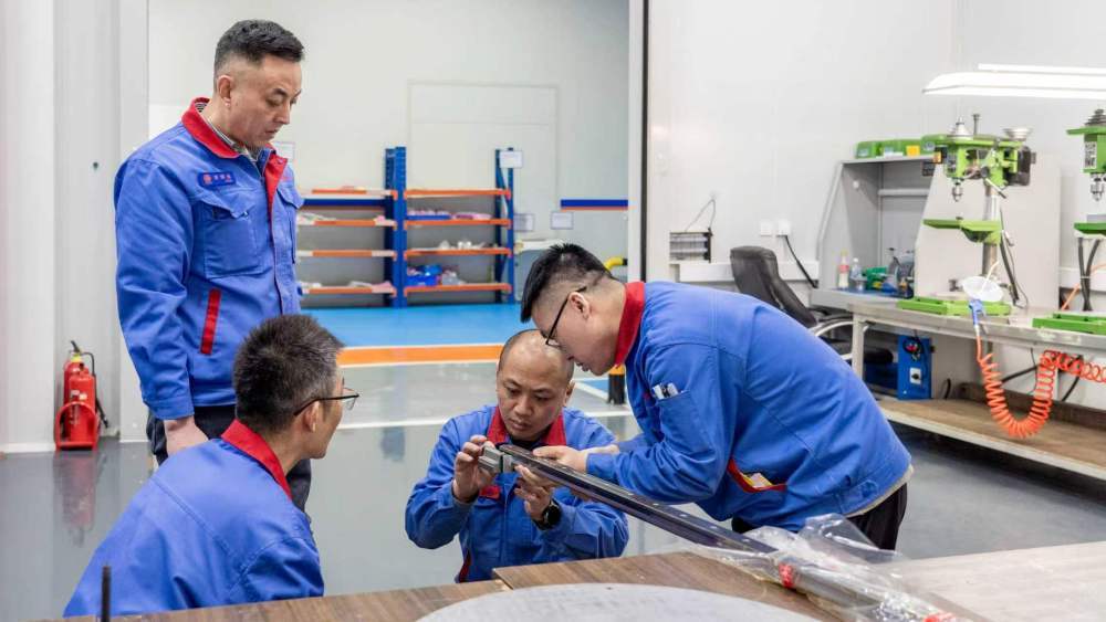 长春市见真精密机械制造有限公司厂房内，工作人员在查看部件精度（2026年1月14日摄）。新华社记者段续　摄