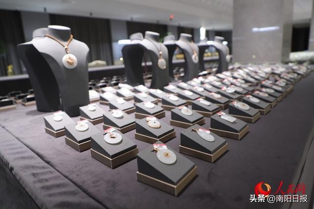 琳琅满目的玉石。