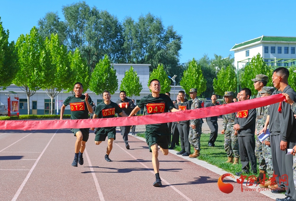 俯身冲线，争分夺秒定格短跑赛场决胜瞬间。