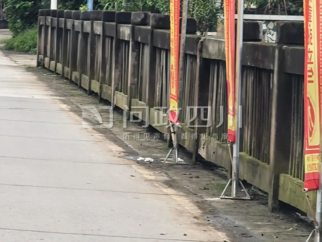 大坝公路上打孔安装的气球。图据问政四川网友