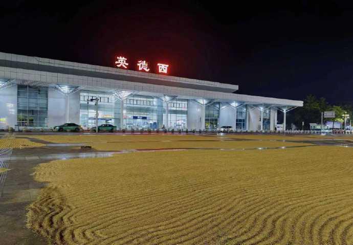 #广东一高铁站站前广场晒满稻谷#【高铁站站前广场晒满稻谷“治愈风”拉