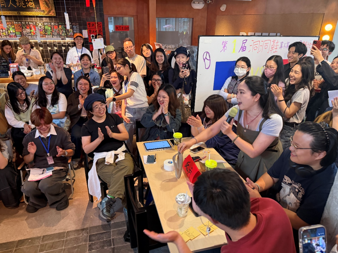 反方主辩“人字拖一世”抽出人字拖拍在桌上。