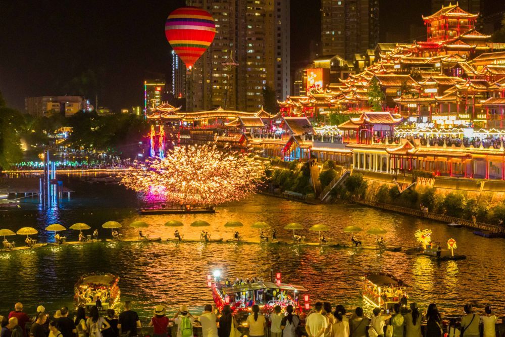 7月29日，湖北宣恩，游客乘坐竹筏欣赏夜景（无人机照片）。新华社发（王法钧摄）