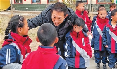 郭绍青在调研时与孩子们交流。