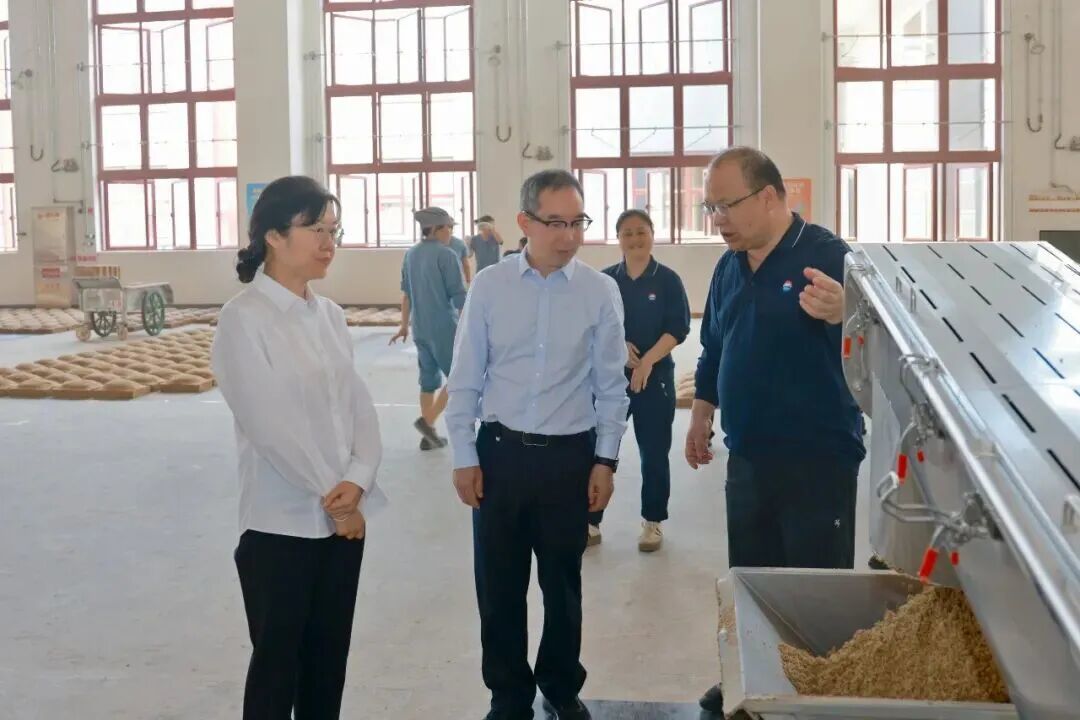 茅台集团党委副书记、总经理王莉参加调研制曲八车间 图源：贵州茅台官微