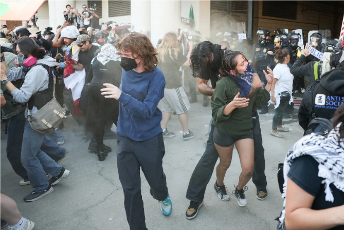 一小部分抗议者在洛杉矶一处联邦拘留中心与联邦执法人员发生冲突。图源:外媒